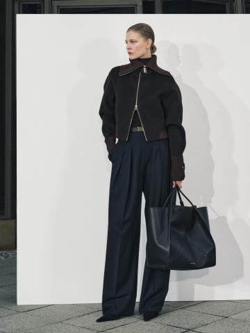 BREUNINGER.COM_Kampania AW 2025_Look Victoria Beckham_1